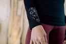 Bild von Langarm-Shirt Chakra-Flower in schwarz von The Spirit of OM