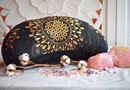 Bild von Meditationskissen Halbmond in  schwarz/gold 40 x10 cm von The Spirit of OM