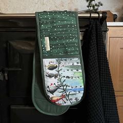 Bild von FESTIVE FOREST CHRISTMAS OVEN GLOVE